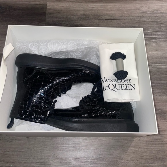 Alexander McQueen glossy lace up croc boots - Picture 6 of 7